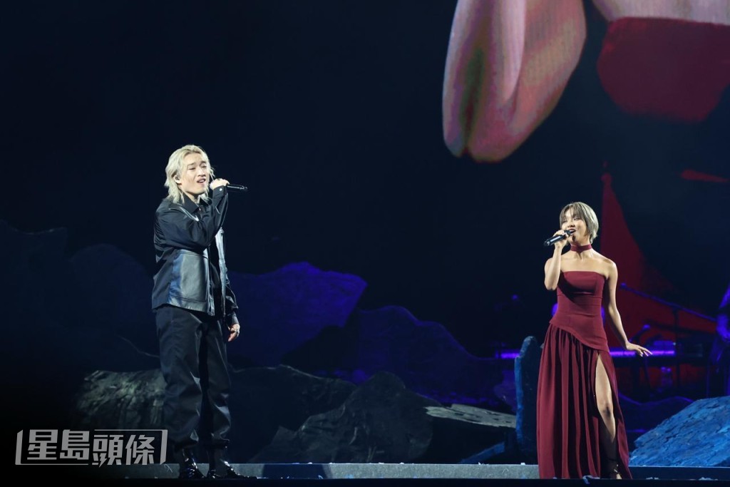 Encore時,Moon Tang穿上低胸裙與Jer合唱《外星人接我回去》。