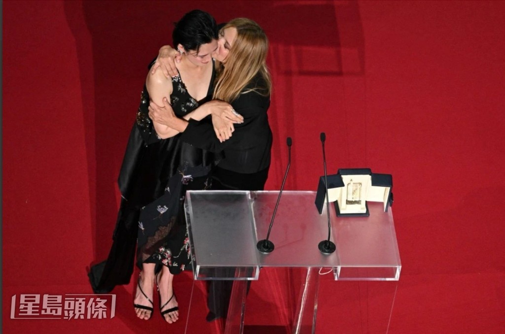 岡本多緒與Virginie Efira憑藉在《All of A Sudden》中的演出,齊齊獲頒最佳女演員獎。