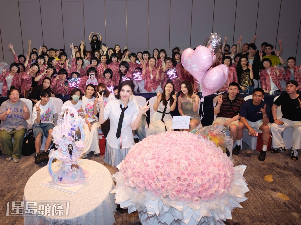 得知粉絲專程從香港、北京等地前來,張柏芝深受感動。