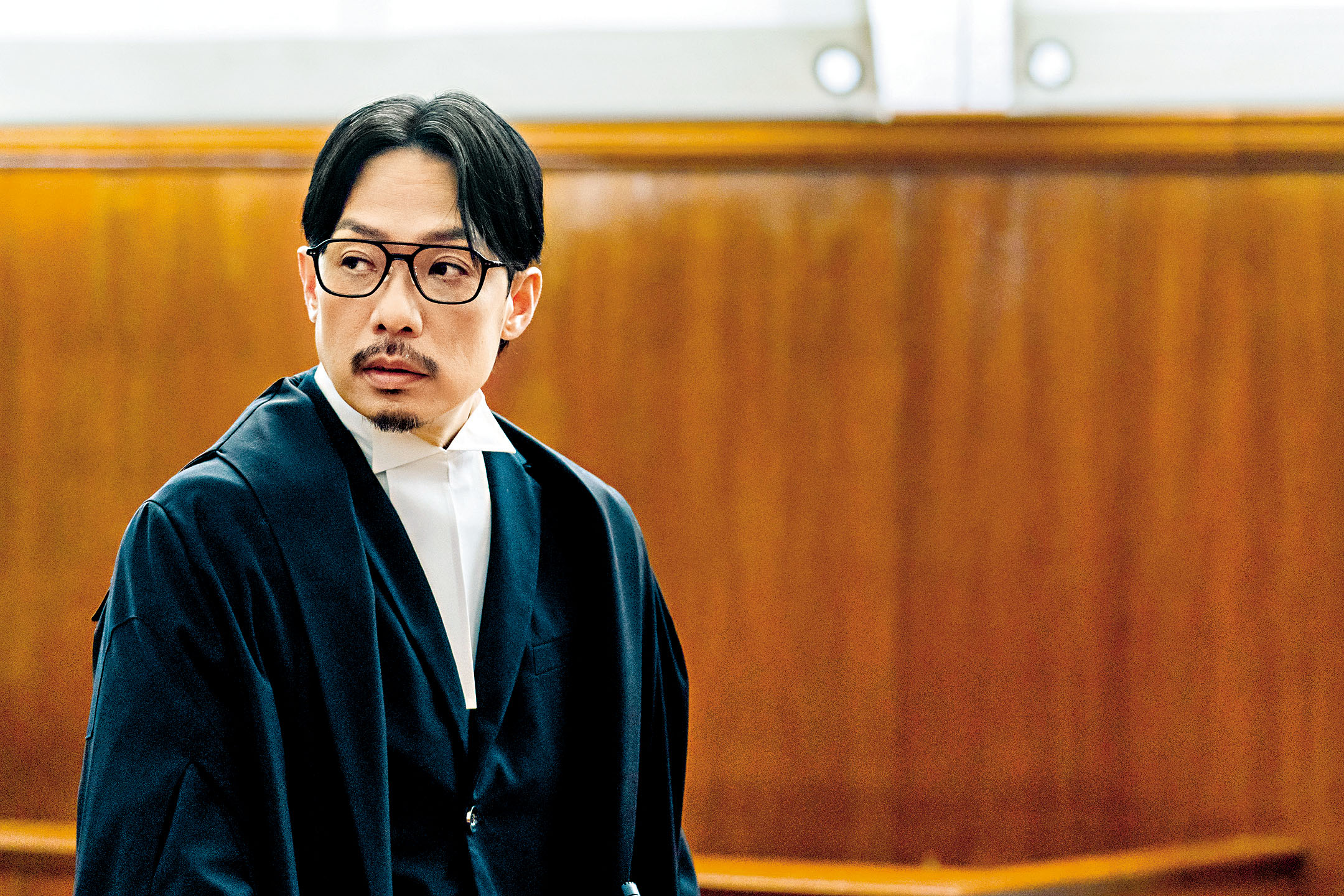 強尼以中間分界髮型扮演關國耀大律師,予人極大新鮮感。 ,c5 強尼表示演繹完第2單元後,確實有對案情作出重新反省。