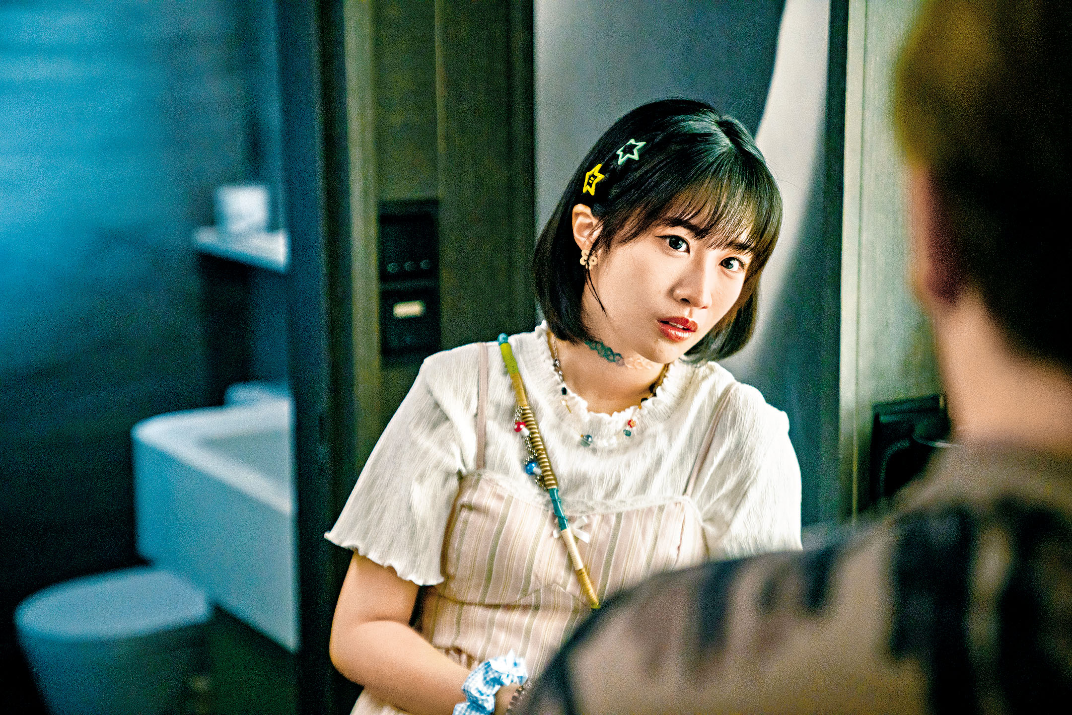 為演好追星少女何美儀,何洛瑤在拍攝前親身體驗追星日常。