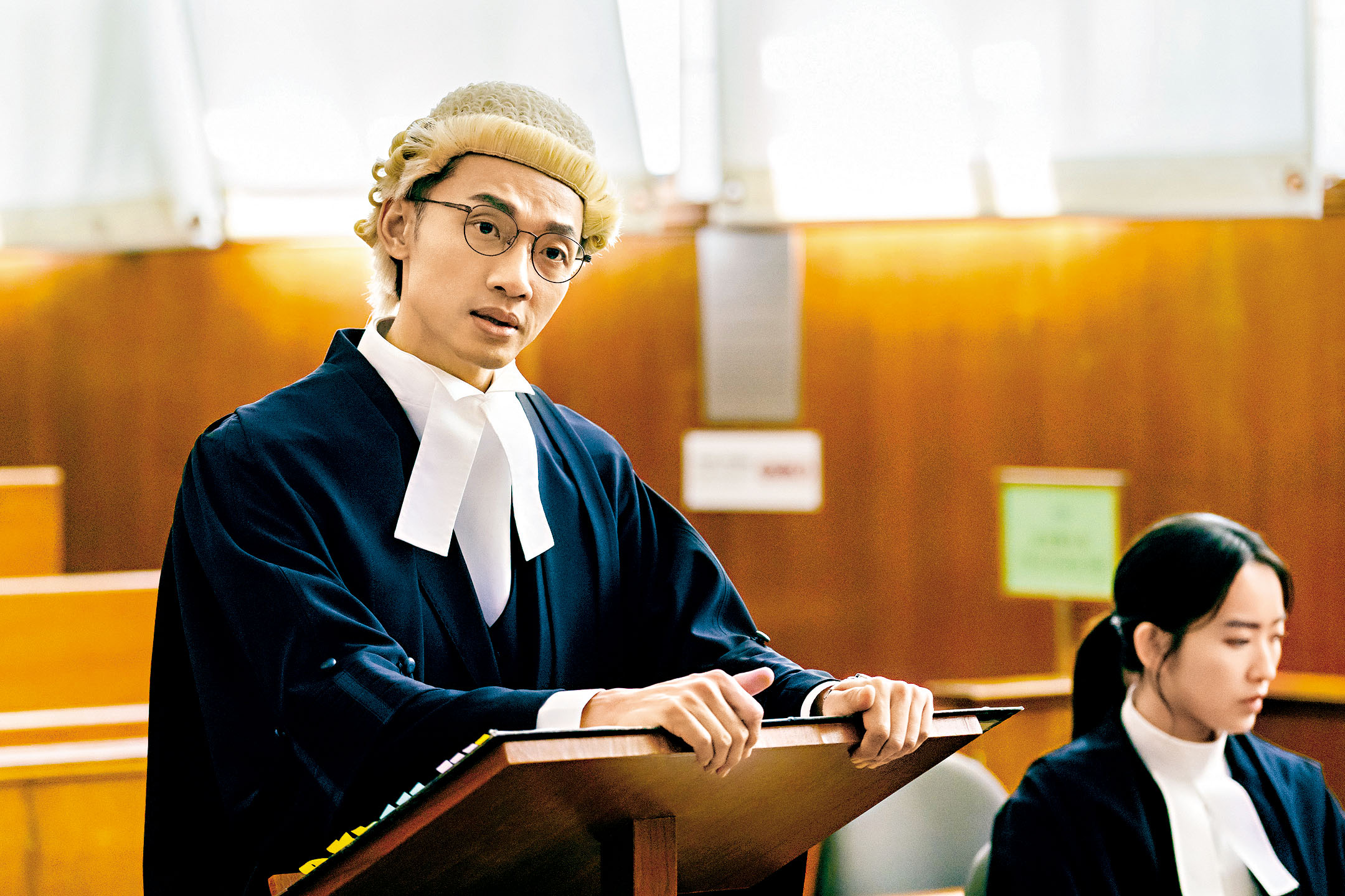 陳湛文戴上白色假髮、披着大律師長袍登場,令人想起曾演其大哥的《毒舌大狀》黃子華。