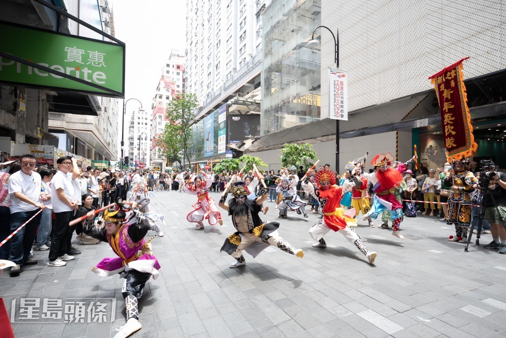 表演者展示國家級非物質文化遺產潮汕英歌舞的魅力與雄姿。