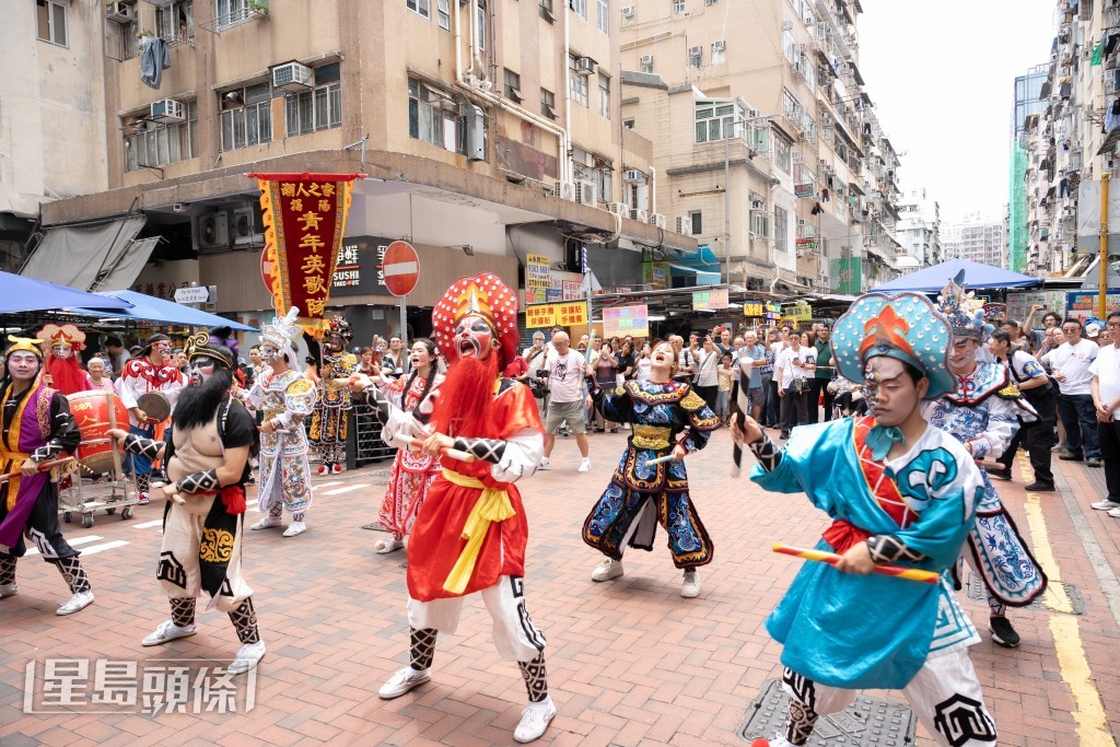 深水埗市民近距離觀賞英歌舞,報以熱烈掌聲。
