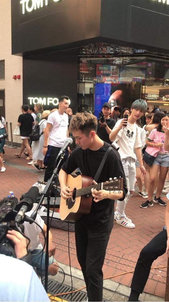 Ian亦曾於街頭進行表演。