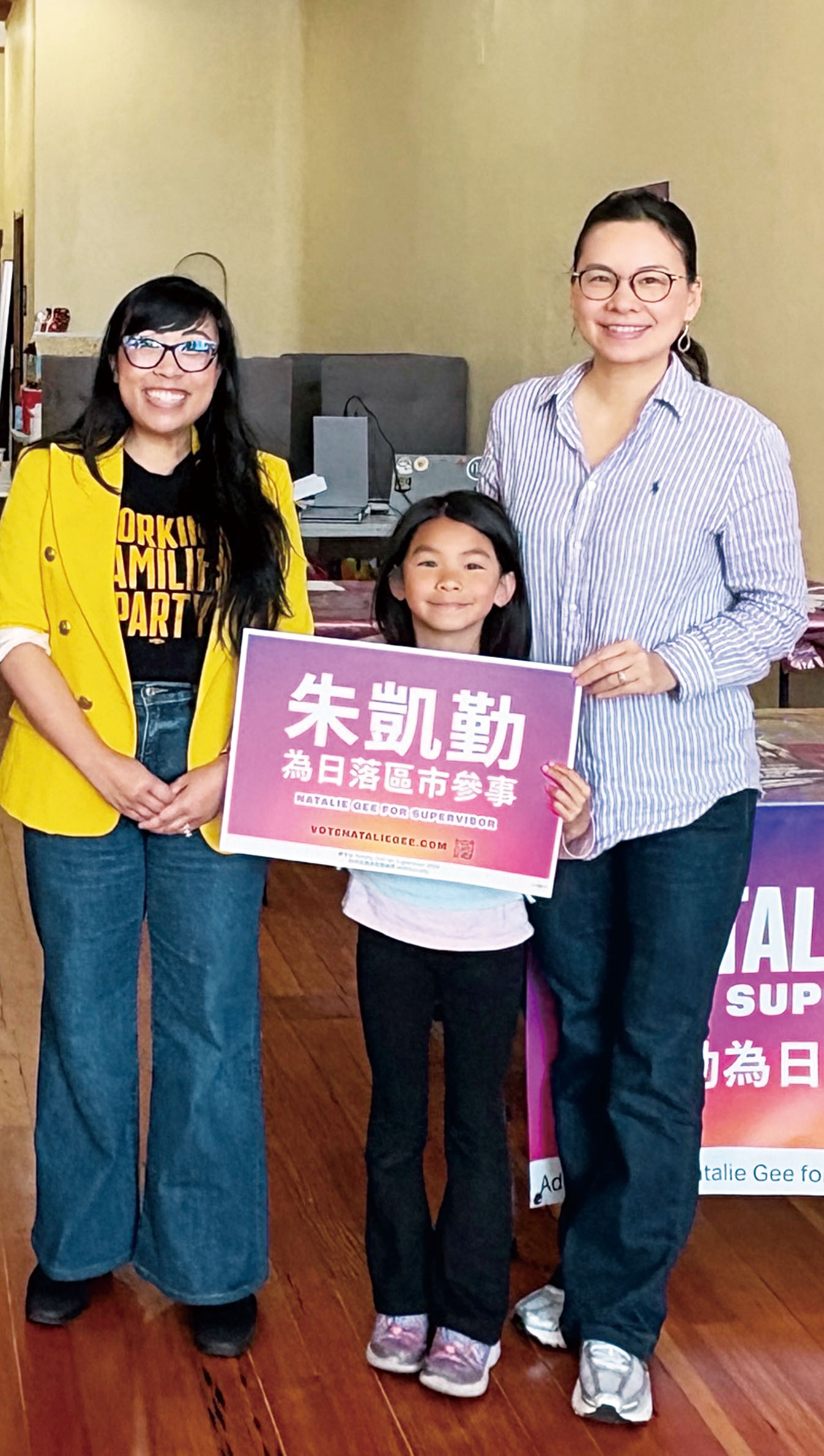 三藩市第4區市參事候選人朱凱勤（左）在市參事陳小焱攜女兒陪同下拉票。受訪者提供