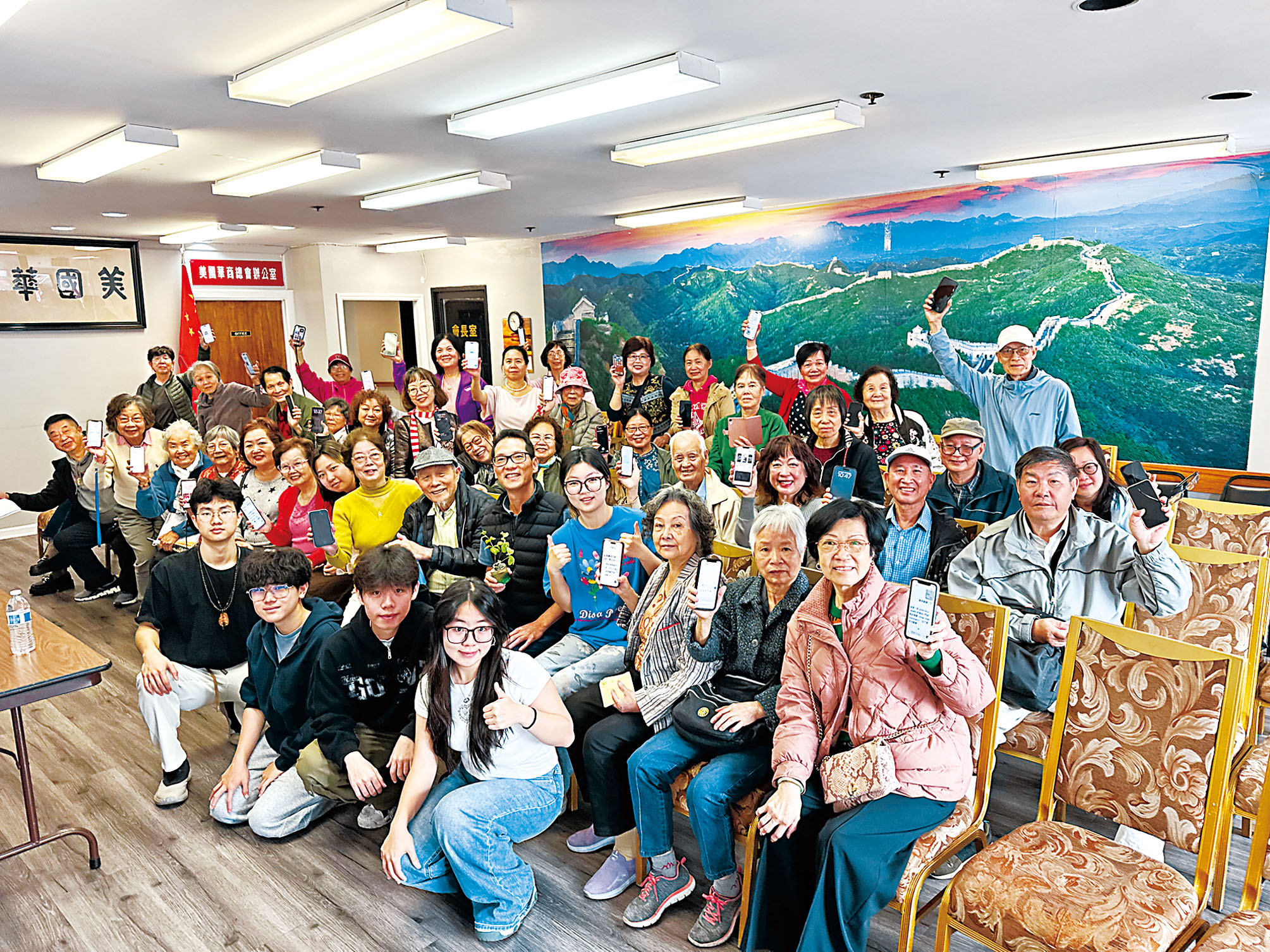 義工學生與耆英們大合影。記者黃偉江攝