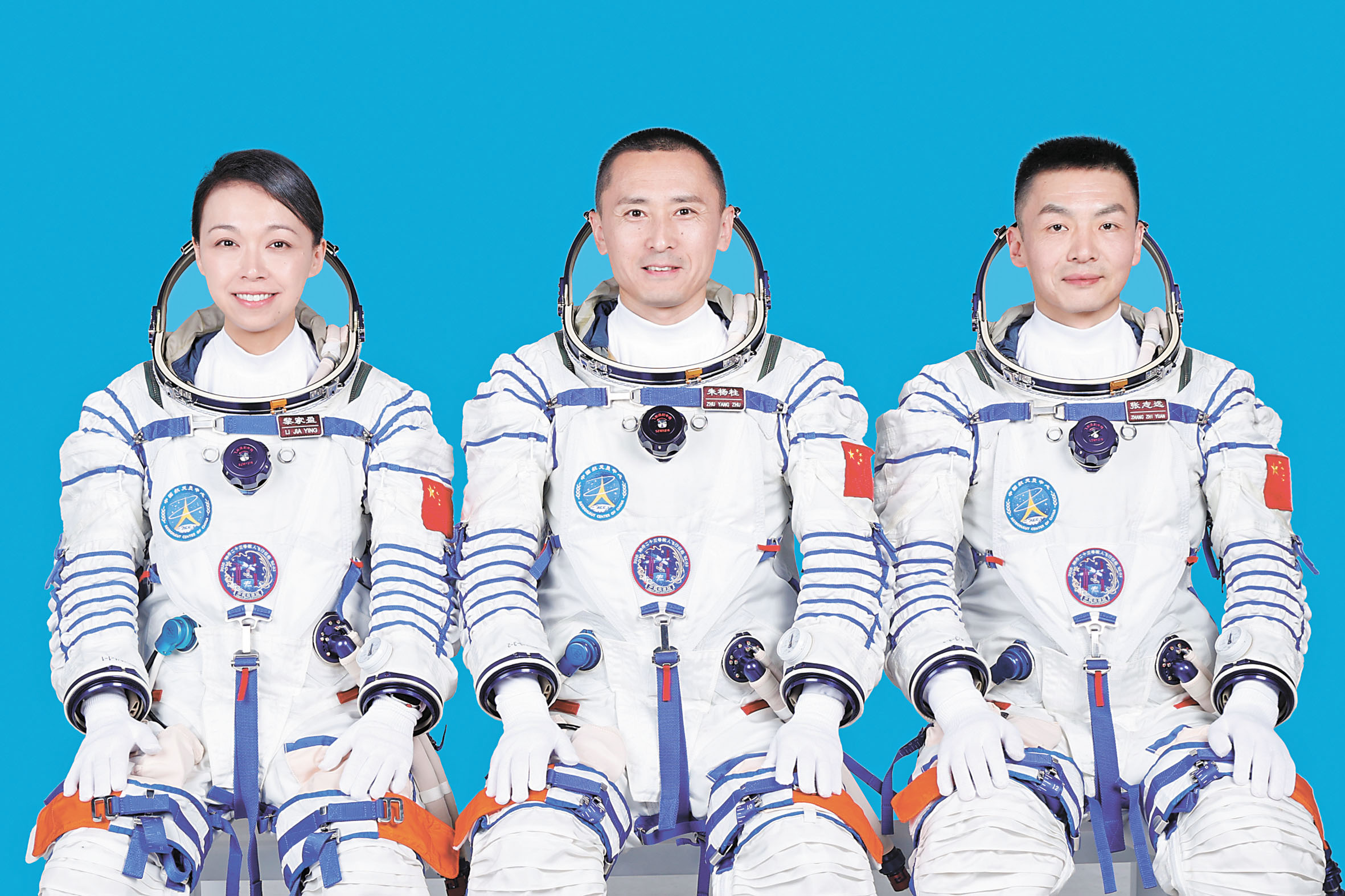 執行神舟二十三號載人飛行任務的航天員乘組由朱楊柱(中)、張志遠(右)、黎家盈三名航天員組成,朱楊柱擔任指令長。中新社