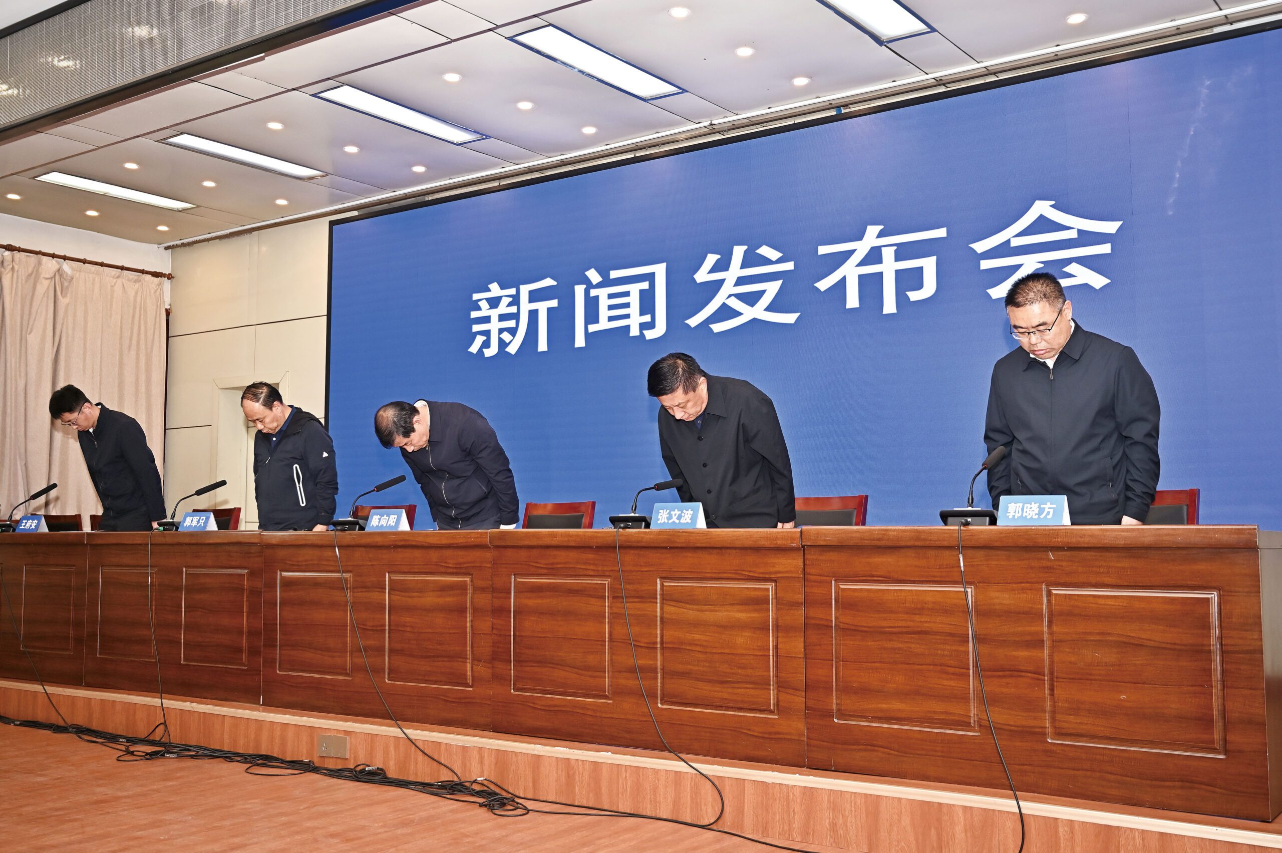 山西省長治市新聞發布會開始前,全體人員向遇難者默哀。中新社
