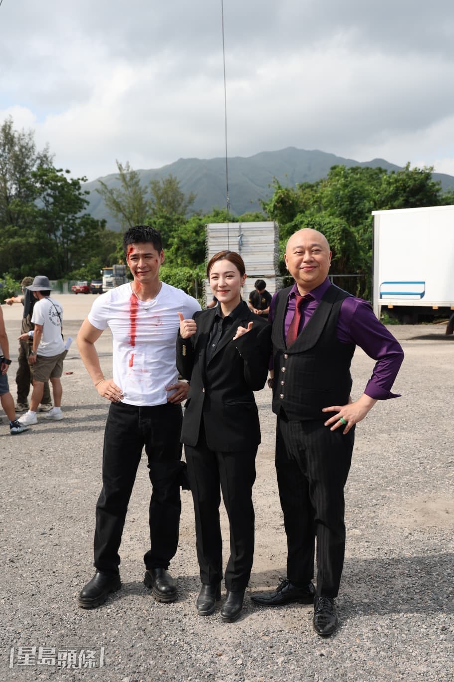 王敏奕完成吊威也拍攝後,Bob與羅子溢在地面為她拍手鼓勵。