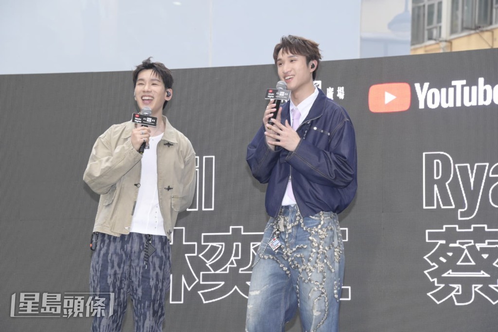 蔡俊彥與林奕匡在台上共同演唱。