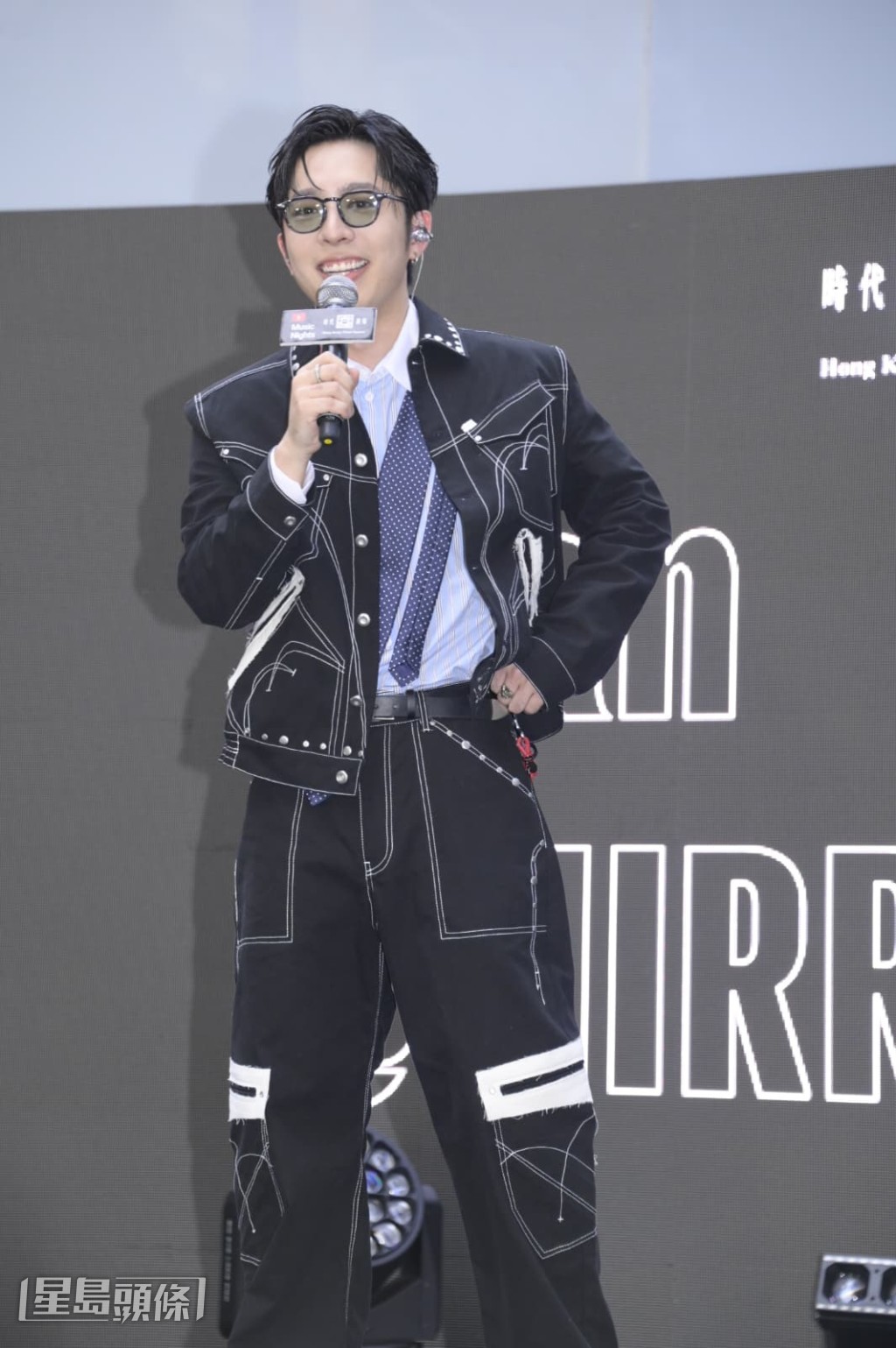 呂爵安演唱時，感謝粉絲在酷熱天氣下到場支持。