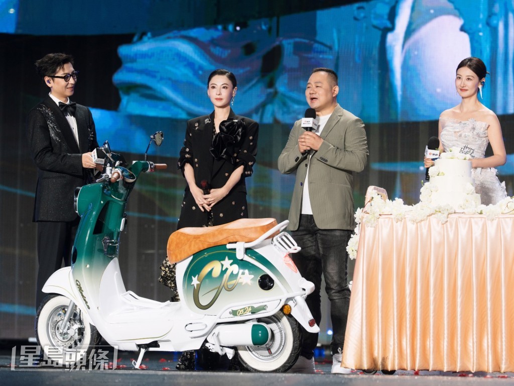 品牌總裁送上為她特別定制的綠色專屬電車作為生日禮物。