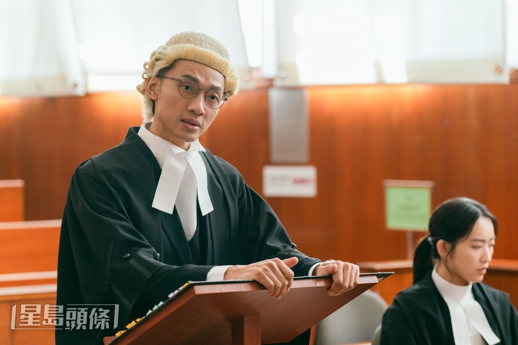 陳湛文以白色假髮配上大律師袍造型亮相,讓觀眾聯想到在《毒舌大狀》中飾演其大哥的黃子華。