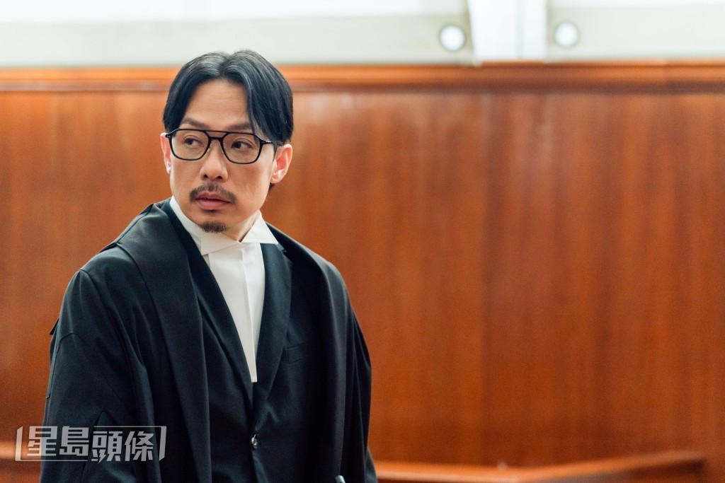 強尼以中間分界髮型演繹關國耀大律師,造型帶來截然不同的新鮮感。