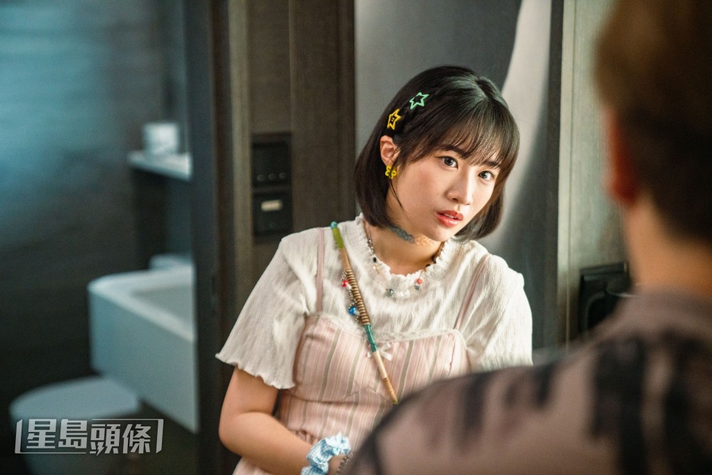 為準確演繹追星少女何美儀,何洛瑤在開拍前特意體驗了追星的日常活動。