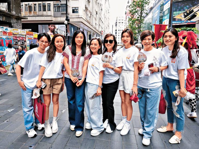 甘比（左三）、潮總副主席楊玳詩（左四）等在銅鑼灣落力宣傳「香港潮州節」。