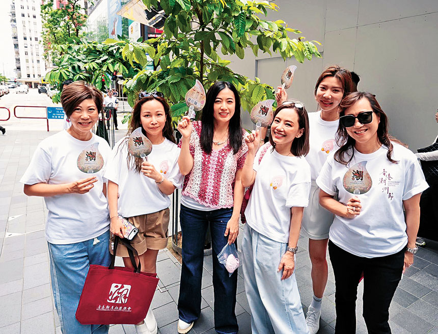 身為「架己冷」的甘比（左三）力撐「香港潮州節」。