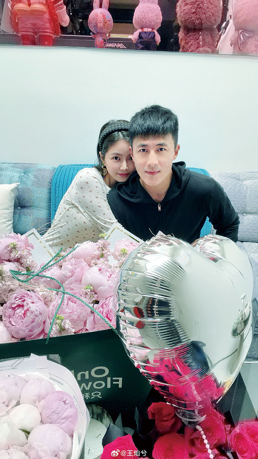 兩人互動親昵，幸福感滿溢。網上圖片 .c2/.c3 王燦在社交平台曬出與杜淳一起慶生的合照。網上圖片