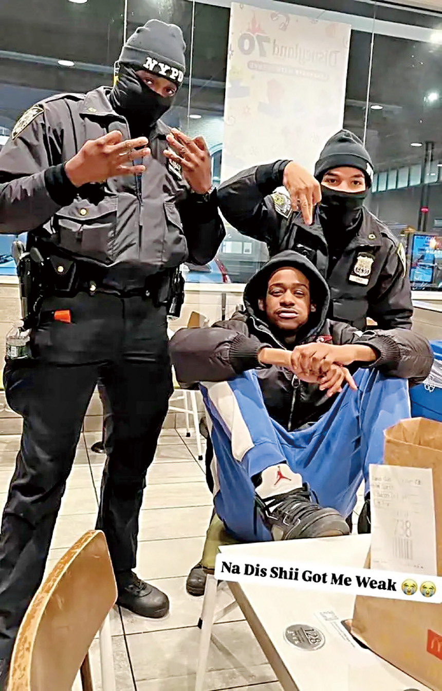 兩名警員比劃出「血幫」旗下殘暴分支「麥克芭樂布林斯」的手勢。 brooklynp8triot X圖片