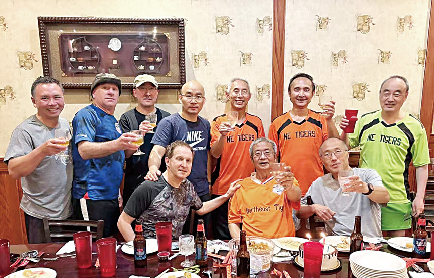 隊友們在生日派對中乾杯。