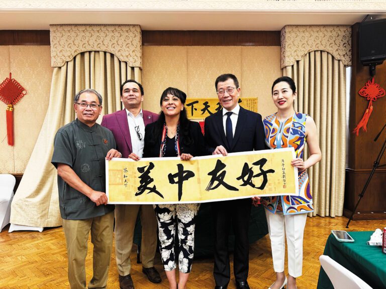 郭少春（右2）、王薇（右1）、Leticia Perez（中）與書法家等展示墨寶。記者陸新攝