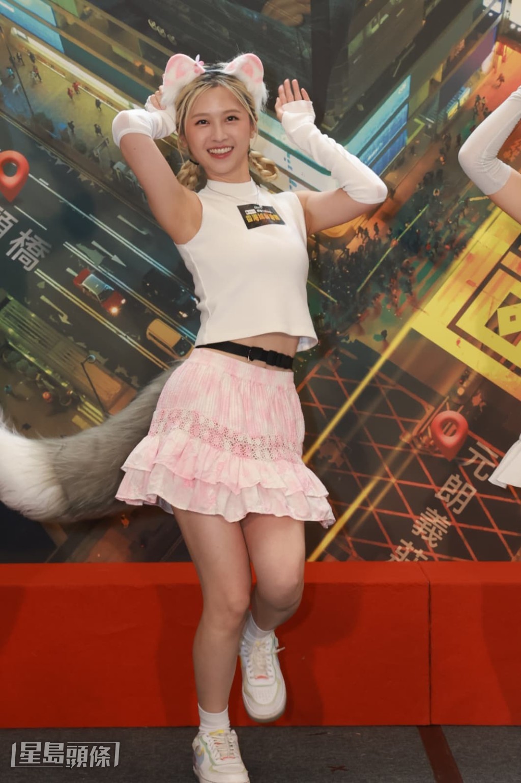 為配合劇情,她會戴冬菇頭假髮和穿校服示人。