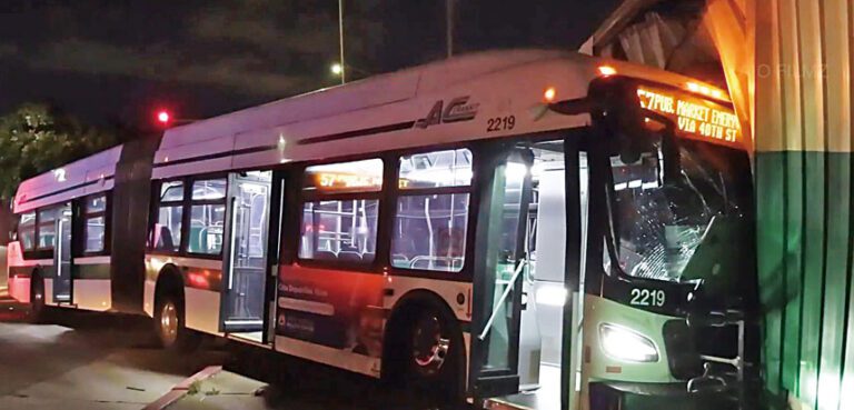 東灣公車局巴士在屋崙發生意外，撞入建築外牆。NBC電視截圖