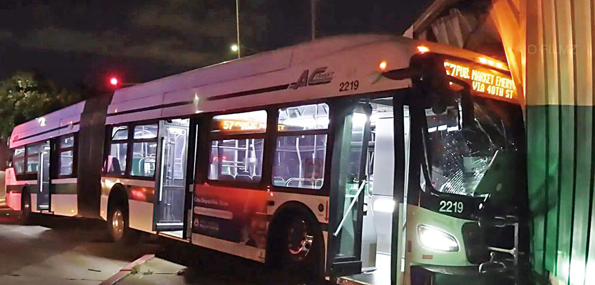 東灣公車局巴士在屋崙發生意外，撞入建築外牆。NBC電視截圖