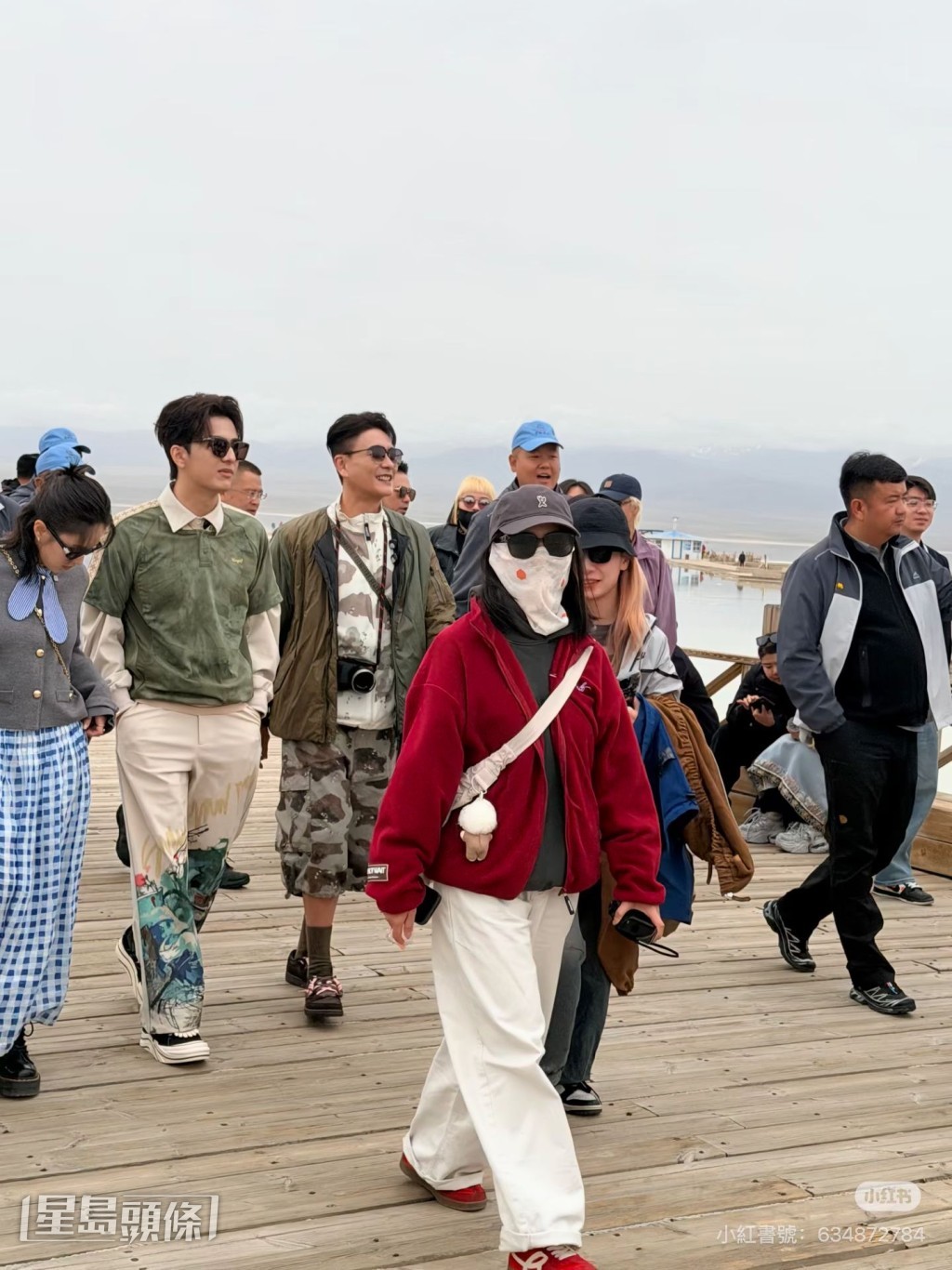 有網民在茶卡鹽湖發現了他們兩人。