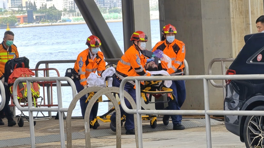 北角城市花園對開海面發生墮海事件 中年男子獲救送院