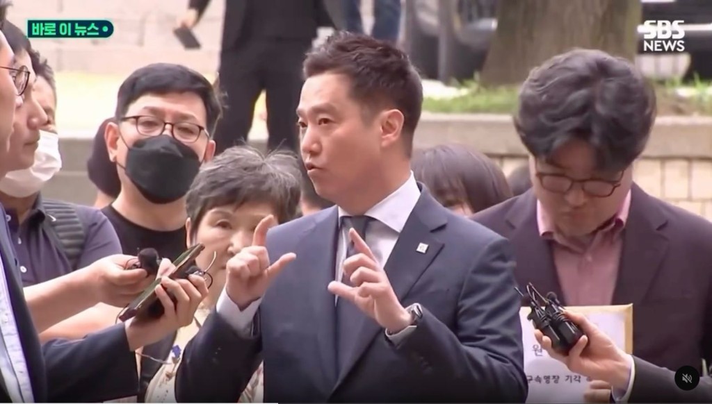 金世義因涉嫌散播與金賽綸及金秀賢有關的不實內容,遭警方申請拘捕令。