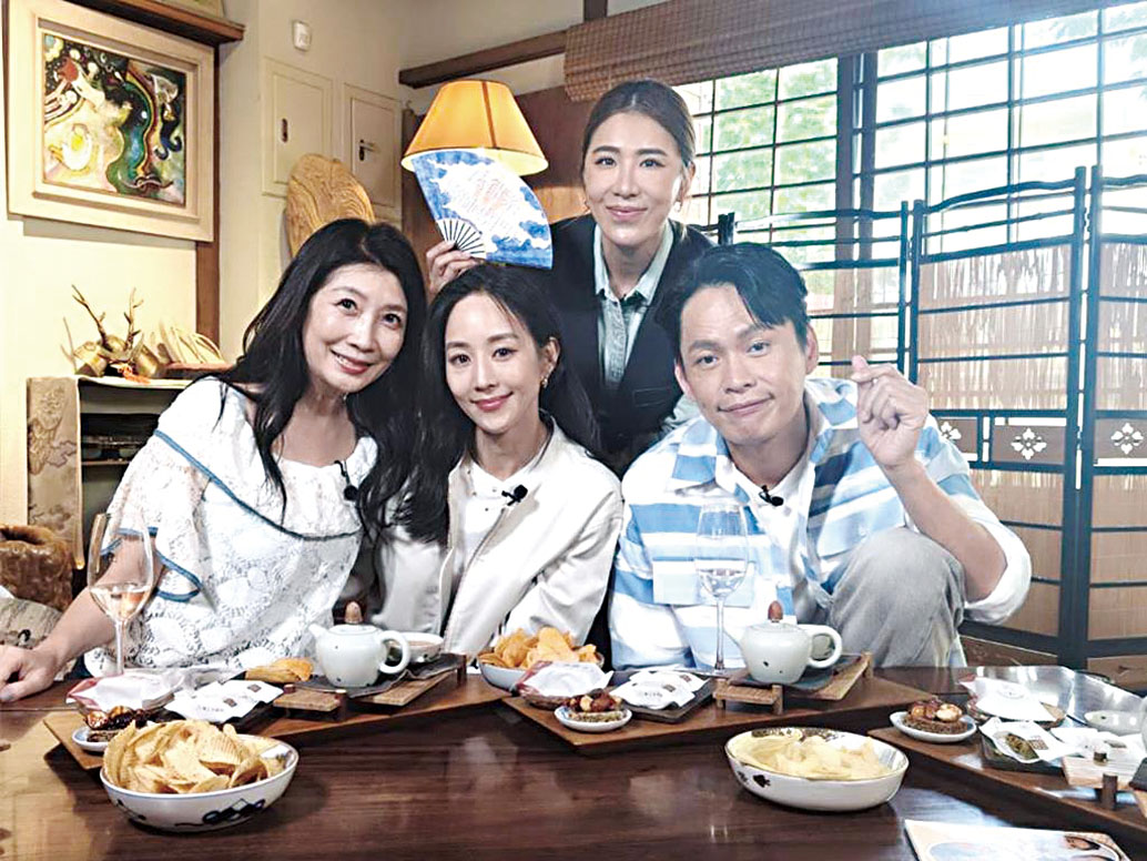 黃嘉千(左起)、張鈞甯、小禎、黃鐙輝在《坐吧!聊聊》中聊演藝人生。網上圖片