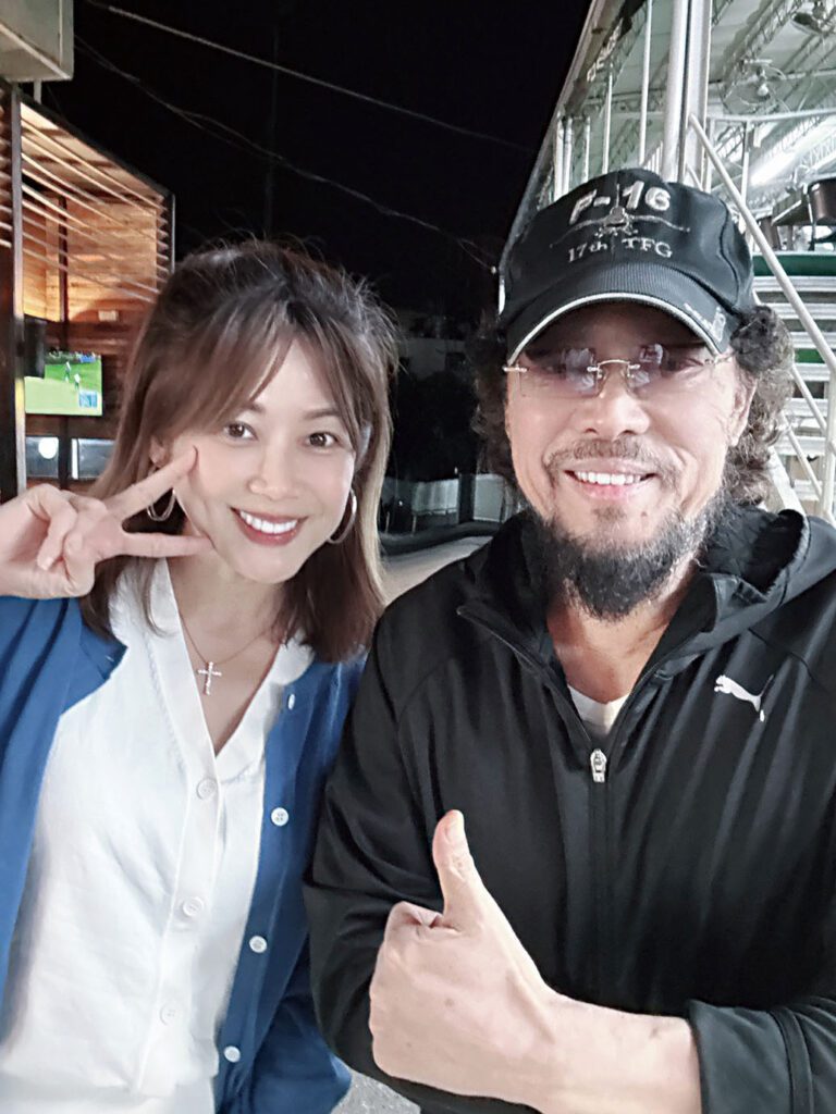 邱沁宜和張菲合影。網上圖片