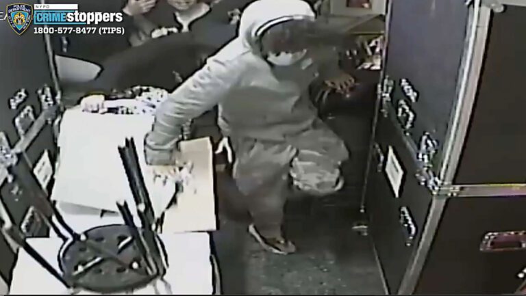 警方公佈畫面顯示，多達31名滋事分子強行闖入教會。NYPD圖片