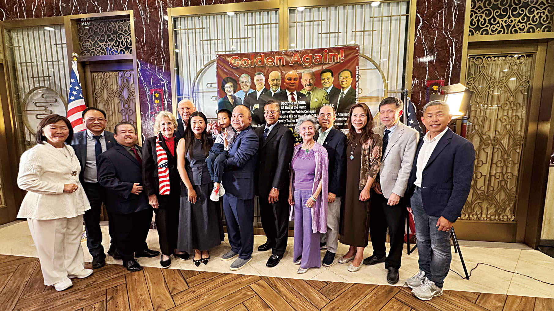 劉龍朱(左6)獲得多位聯邦與地方公職候選人及民選官員到場支持。記者陸新攝