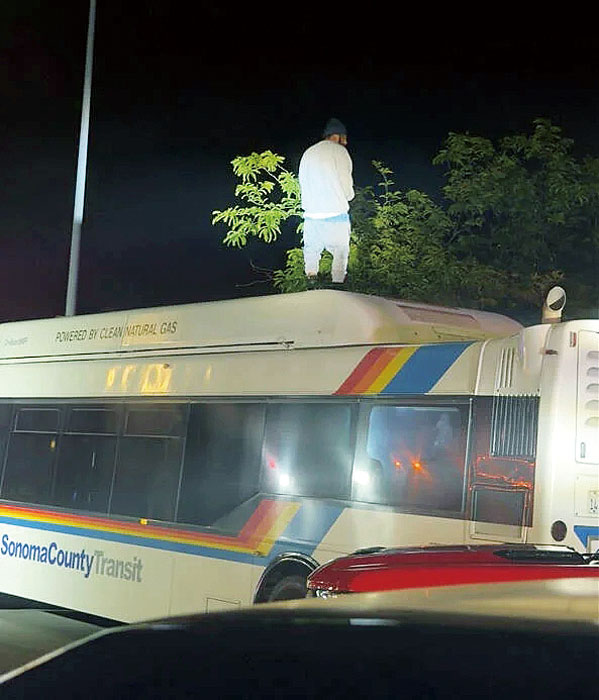 男子站在巴士車頂與警對峙。聖他路莎警察局