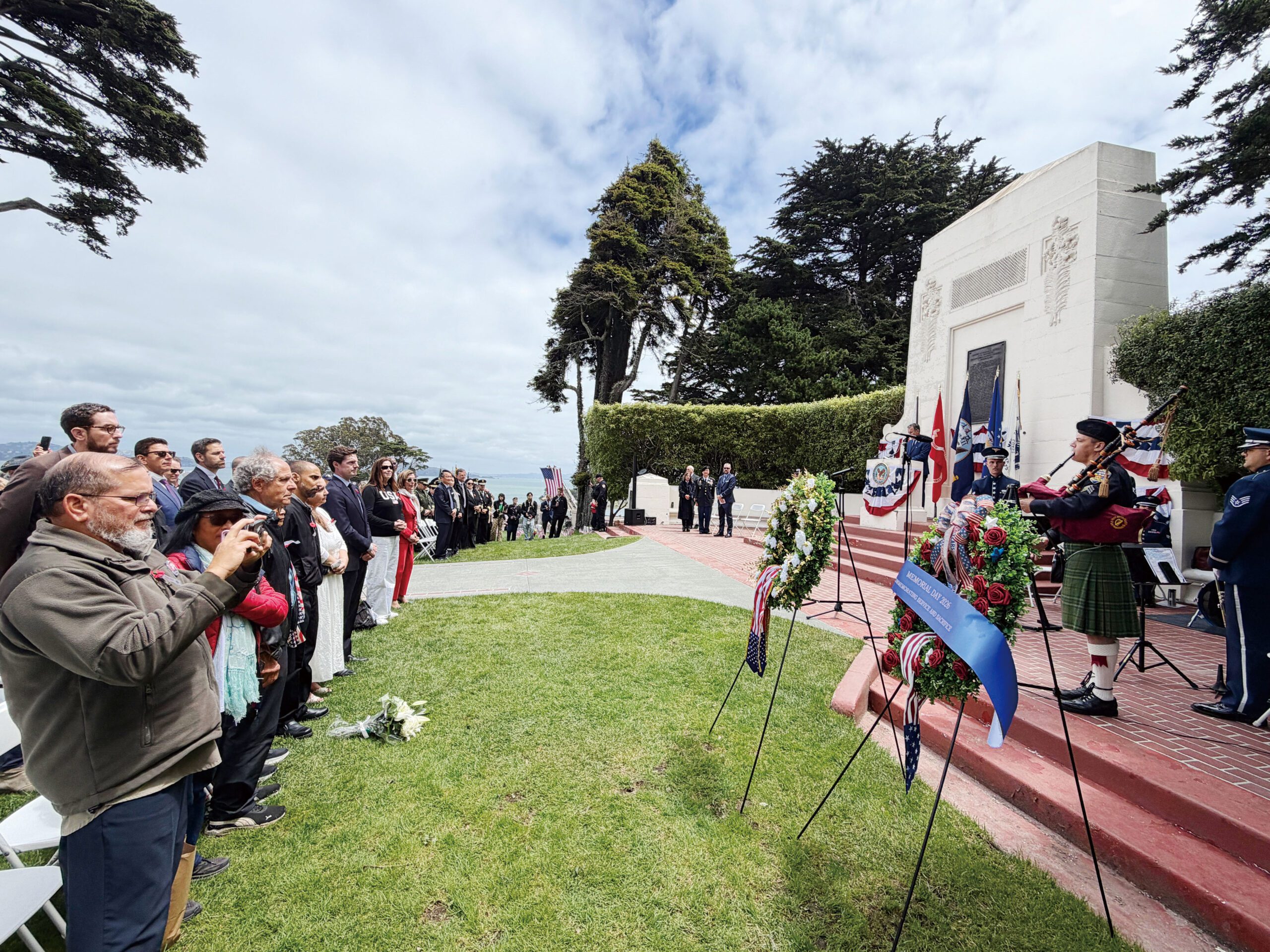 三藩市國家公墓舉行陣亡將士紀念日儀式，場面莊嚴肅穆。記者蘇婕雅攝