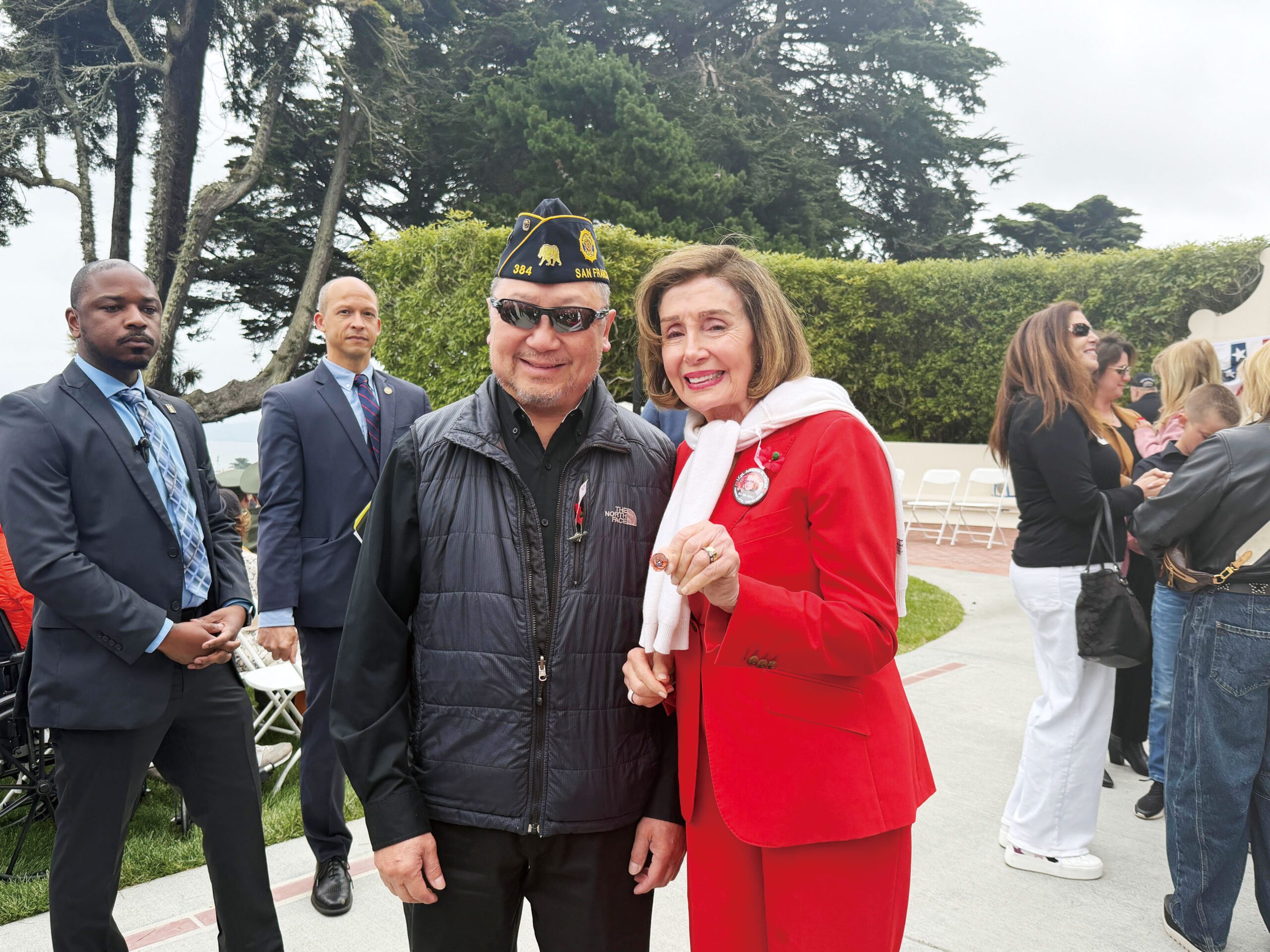 前聯邦眾議院議長普洛西(右)出席活動與退伍軍人合影。記者蘇婕雅攝