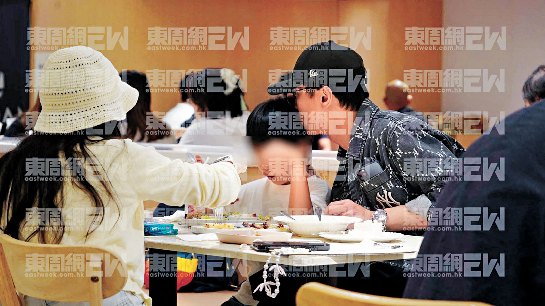 ■這日周永恆與前妻陳薇帶埋囝囝溫馨聚餐，更慈父上身錫爆囝囝。（《東周刊》圖片）