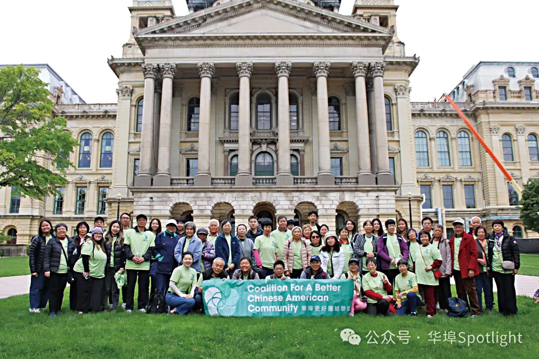 CBCAC組織了55位華人義工參與,包括高中生、年輕移民和老年人。圖為義工們在州議會大廈前合影。 華埠更好團結聯盟提供