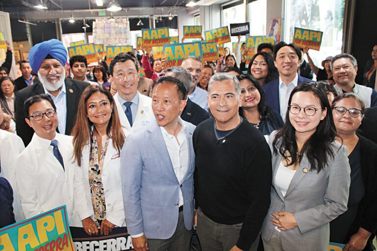 貝塞拉（前左二）在國際酒店出席亞太裔社區催票活動，並與支持者合影。 記者陳程威攝