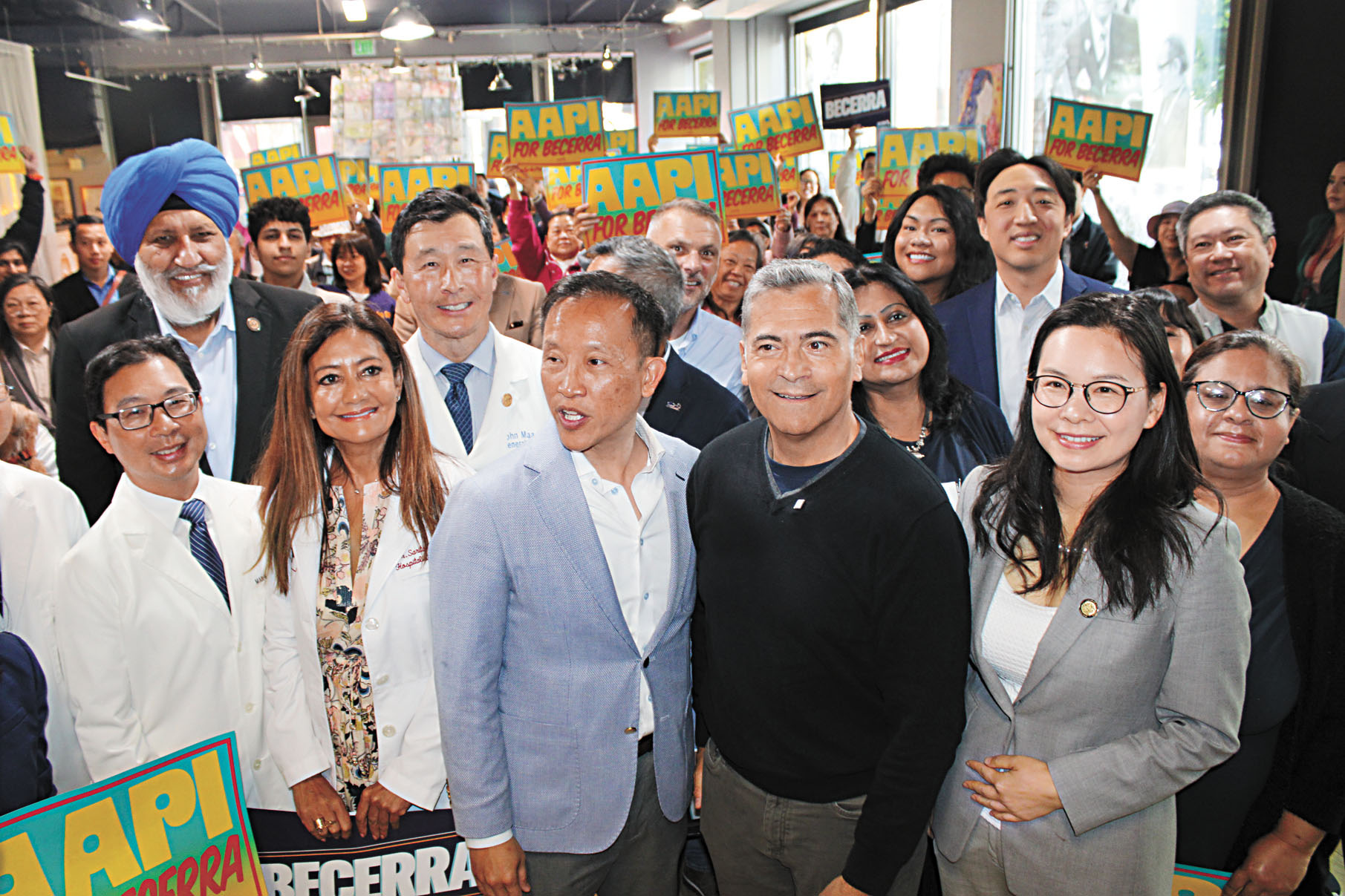 貝塞拉(前左二)在國際酒店出席亞太裔社區催票活動,並與支持者合影。 記者陳程威攝
