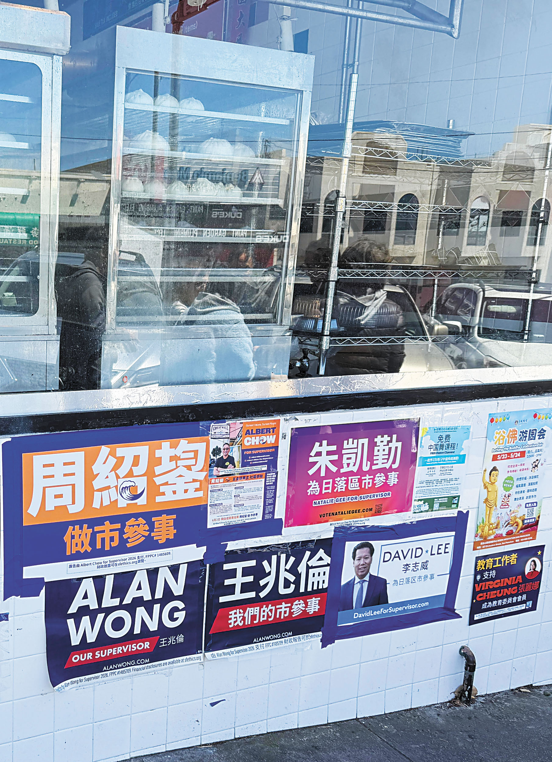 多間華人商戶外牆幾乎貼滿候選人海報。記者蘇婕雅攝