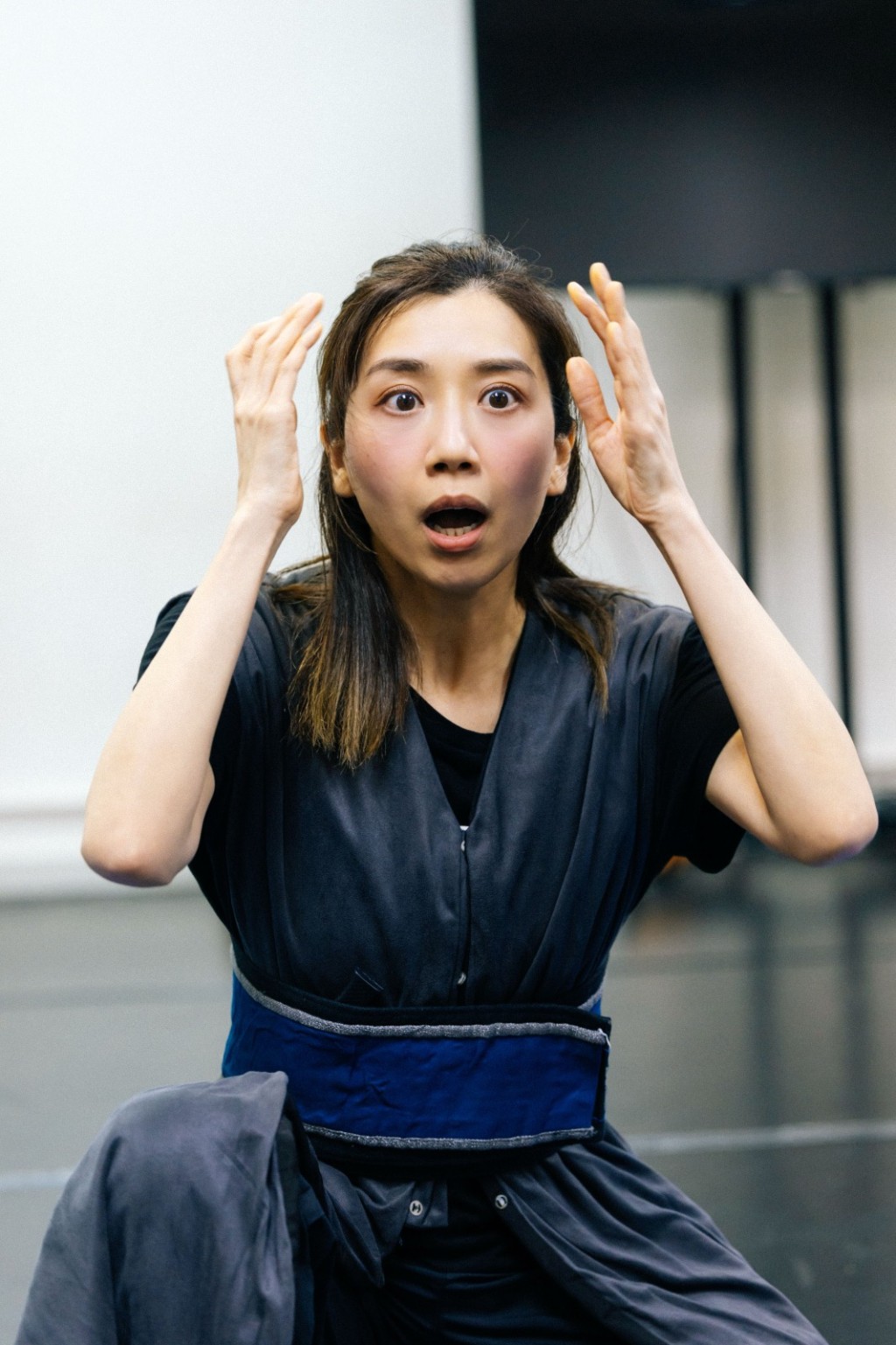 黃智雯正為粵語版莎士比亞悲劇《奧賽羅》進行排練。