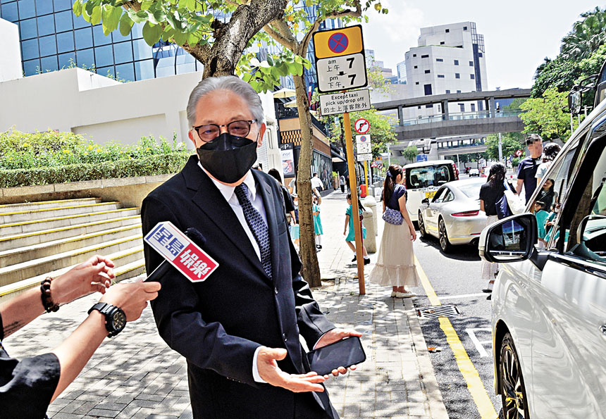 鄭東漢再度呻自己「被人拖落水」。