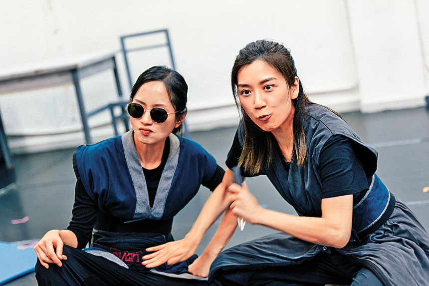 黃智雯（右）今次除了反串演男角色，更要挑戰大量粗口台詞，梁雍婷就飾演她的老婆。