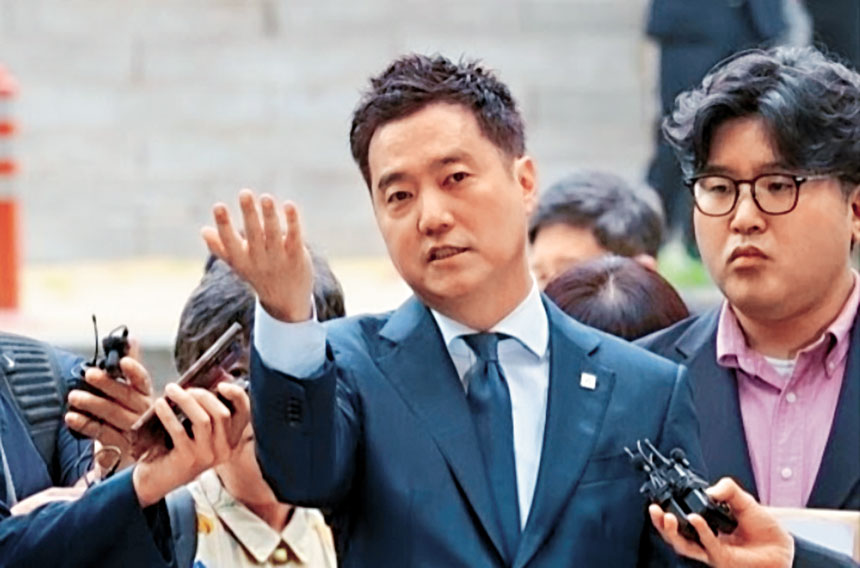 首爾中央地方法院前日簽發羈押令,金世義正式被捕。