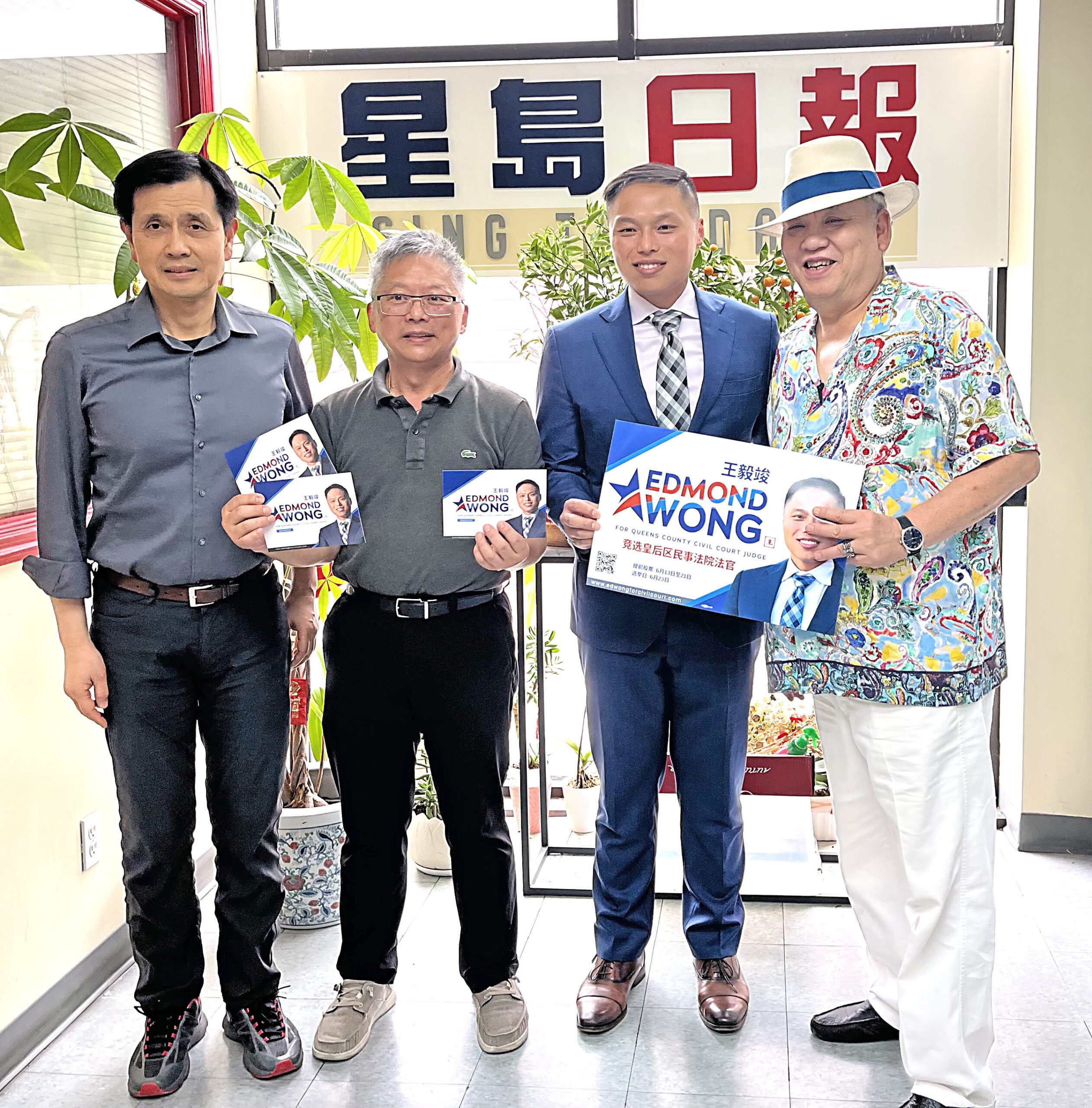 右起:梅建國、王毅竣、其父王緯堅、何力。