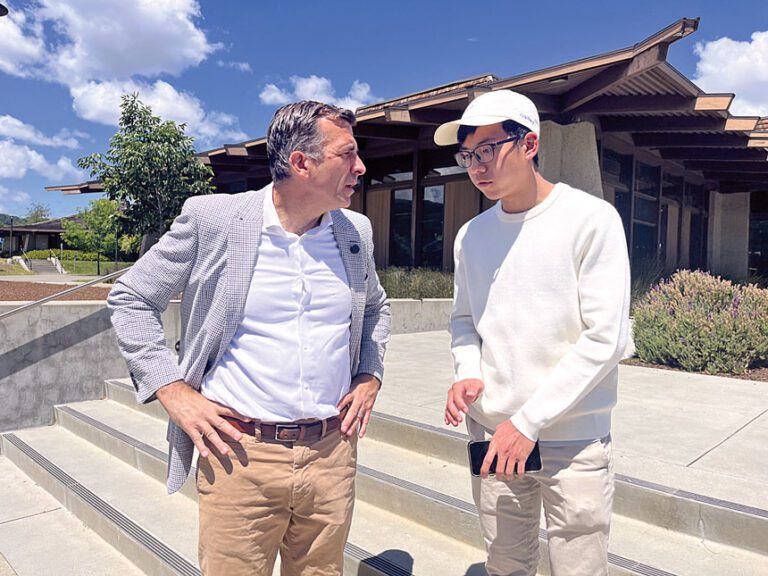 國會議員李卡多與山麓學院（Foothill College）馬來西亞華裔學生Rightful Fong交流。記者王蔚攝